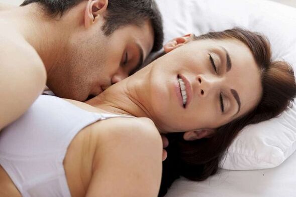 Pria dan wanita yang bersemangat di tempat tidur