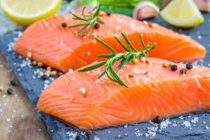 Fillet salmon dalam menu makanan pria dengan penurunan libido