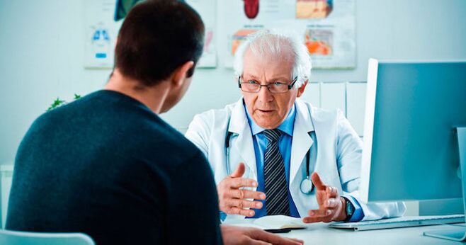 Seorang dokter menasihati seorang pria tentang obat penambah potensi